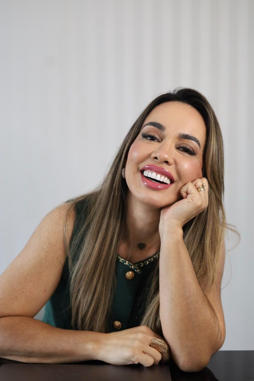 Andreia Neco, fundadora da Micropigmentadas, em atendimento